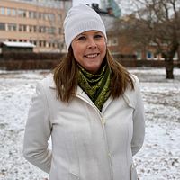 Elisabeth Strand Hübinette står i Vasaparken utanför en förskola i Västerås