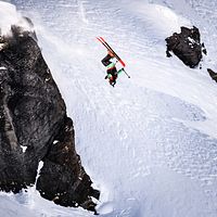 En skidåkare som utför extremskidåkning på fjället.