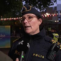 Skånsk kvinnlig polis i nattljus.