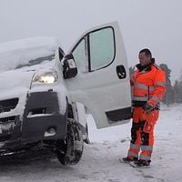 Bärgaren Jacob drar upp en bil ur diket