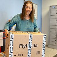 Ulla Troëng lämnar in sitt sista paket till Ukraina på Postnords kontor i Strängnäs.