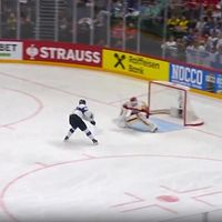 Ishockeyspelare i friläge skjuter mot mål, målvakten förbereder sig för räddning.