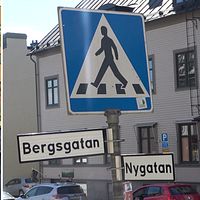 Delad bild. Till vänster: polis i uniform. Till höger: skylt vid korsning Bergsgatan/Nygatan.