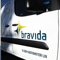 Bravidas koncernchef Mattias Johansson, till höger en bil med Bravidas logga