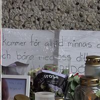Mikael i Skärholmen, gravljus, blommor och ett meddelande på en lapp där det står ”Kommer för alltid minnas dig”