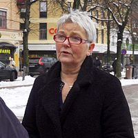 I bilden syns Pia-Maria Johansson, oppositionsråd för LPO, hon står med en svart vinterkappa på ett torg. Till vänster syns hår och jacka på SVT:s reporter.