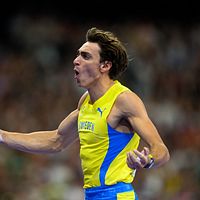 Stavhopparen Armand ”Mondo” Duplantis i svensk landslagslinne, jublar efter ett lyckat hopp.