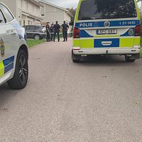 Polis på plats i Stenhagen