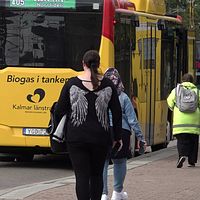 Kalmar Länstrafiks bussar vid stationen i Kalmar