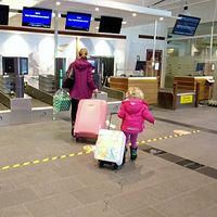 Flygbiljetterna till Skellefteå är dyra eftersom bara ett bolag trafikerar linjen. En kvinna och hennes barn går till incheckningen på Skellefteå Airport