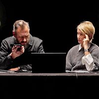 Delad bild. Till vänster: sensationella fejkade bluffartiklar som ser ut som aftonbladet. Till höger: Olof Lundh ringer i en telefon och Jenny strömstedt sitter bredvid
