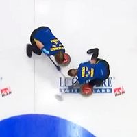 Delad bild. Vänster: Svensk idrottare i gul-blå dräkt. Höger: Curlingspelare sveper isen.