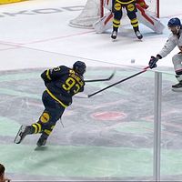 Delad bild. Vänster: hockeyspelare i svensk dräkt. Höger: spelare skjuter puck mot mål.