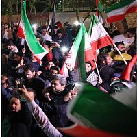 SVT:s utrikesreporter Stina Blomgren till vänster. Till höger demonsranter i Teheran som viftar med iranska och palestinska flaggor.