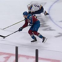 Delad bild. Vänster: Colorado-spelare på isen. Höger: Colorado-spelare jagas av motståndare.