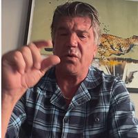 Delad bild. Till vänster: person i Chelseatröja. Till höger: person i rutig skjorta gestikulerar.