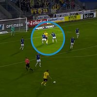 Delad bild. Vänster: spelare i Mjällbytröja. Höger: fotbollsmatch, spelare i närkamp markerad.