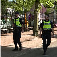 Försäljare och beväpnade poliser i Folkets Park i Malmö.