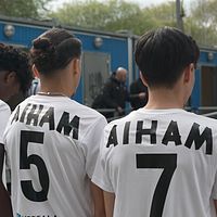 Delad bild. Vänster: fotbollsspelare i vit tröja. Höger: två spelare med nummer 5 och 7. På tröjorna stårdet AIHAM