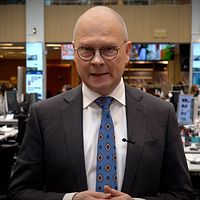 En pansarvagn och Mats Knutson SVT:s politikreporter