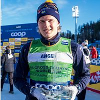 Tvådelad bild. Vänster: Skidåkare med stavar. Höger: Skidåkare med trofé vid tävling.