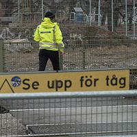 Polis vid tågövergången i Örebro