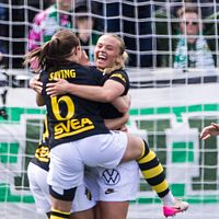 Delad bild. Vänster: kvinnlig spelare i svart tröja. Höger: fotbollsspelare firar mål.