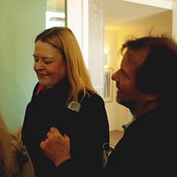 Delad bild. Till vänster: person i kostym i korridor. Till höger: två personer samtalar inomhus.