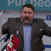 Tvådelad bild. Vänster: hockeyspelare kämpar på isen. Höger: tränare gestikulerar i bås.