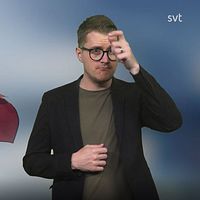 Magnus tecknar ”Turkiet” bredvid en bild på den turkiska flaggan
