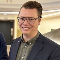 Delad bild. Vänster: snötäckt stadsmiljö med höghus. Höger: person i formell klädsel.