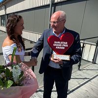Sven-Göran Eriksson får Karlstad Grand Prix Award, som delades ut av bland andra Linda Larsson (S), kommunalråd i Karlstad.