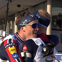 Tvådelad bild. Vänster: skidlöpare jublar med norska flaggan. Höger: kram mellan skidåkare.