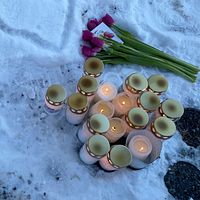 Ljus på platsen efter pojkes död i Södertälje.