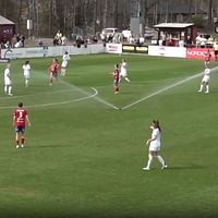 Delad bild. Till vänster: fotbollsspelare nära sidlinjen. Till höger: fotbollsmatch pågår.
