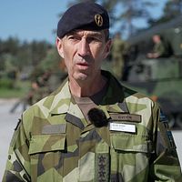 Personer i militäruniform och ÖB.