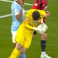 Delad bild. Vänster: målvakt i gul tröja. Höger: målvakten räddar boll i match mot ljusblått lag.