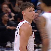Delad bild. Till vänster: basketspelare skjuter. Till höger: spelare i vitt lagtröja på planen.