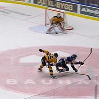 Delad bild. Till höger: Ishockeyspelare duellerar nära mål. Målvakt beredd att försvara.