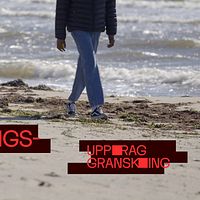 Pojke går på stranden. Bild för Uppdrag gransknings program Uppfostringsresan.