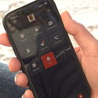 Delad bild. Till vänster: olycksplats med polisfordon. Till höger: hand håller en telefon.