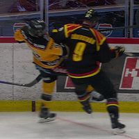 Delad bild. Till vänster en hockeyspelare i närbild. Till höger en tacklingssituation på isen.