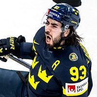 Delad bild. Till vänster: person håller barn. Till höger: ishockeyspelare i landslagsdräkt.