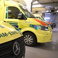 Ambulansfordon står uppradade i en garageanläggning.