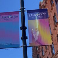 En kvinna och eurovisionflaggor i Malmö