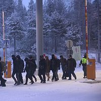 Asylsökande vid gränspassage mellan Ryssland och Finland