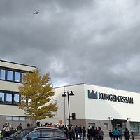 Bild från skottlossningen på Kungsmässan. Utanför byggnaden.