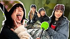 Billie Eilish spelar på Avicii Arena i Stockholm Sverige, två konserter slutsålda. Klädstil, kavaj, slips, tjejer, bandana.