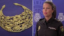 Stulet guldsmycket som hittats i Spanien. Ett stort halsband i guld snirkliga detaljer.