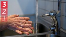 Person som tvättar händerna under rinnande vatten
